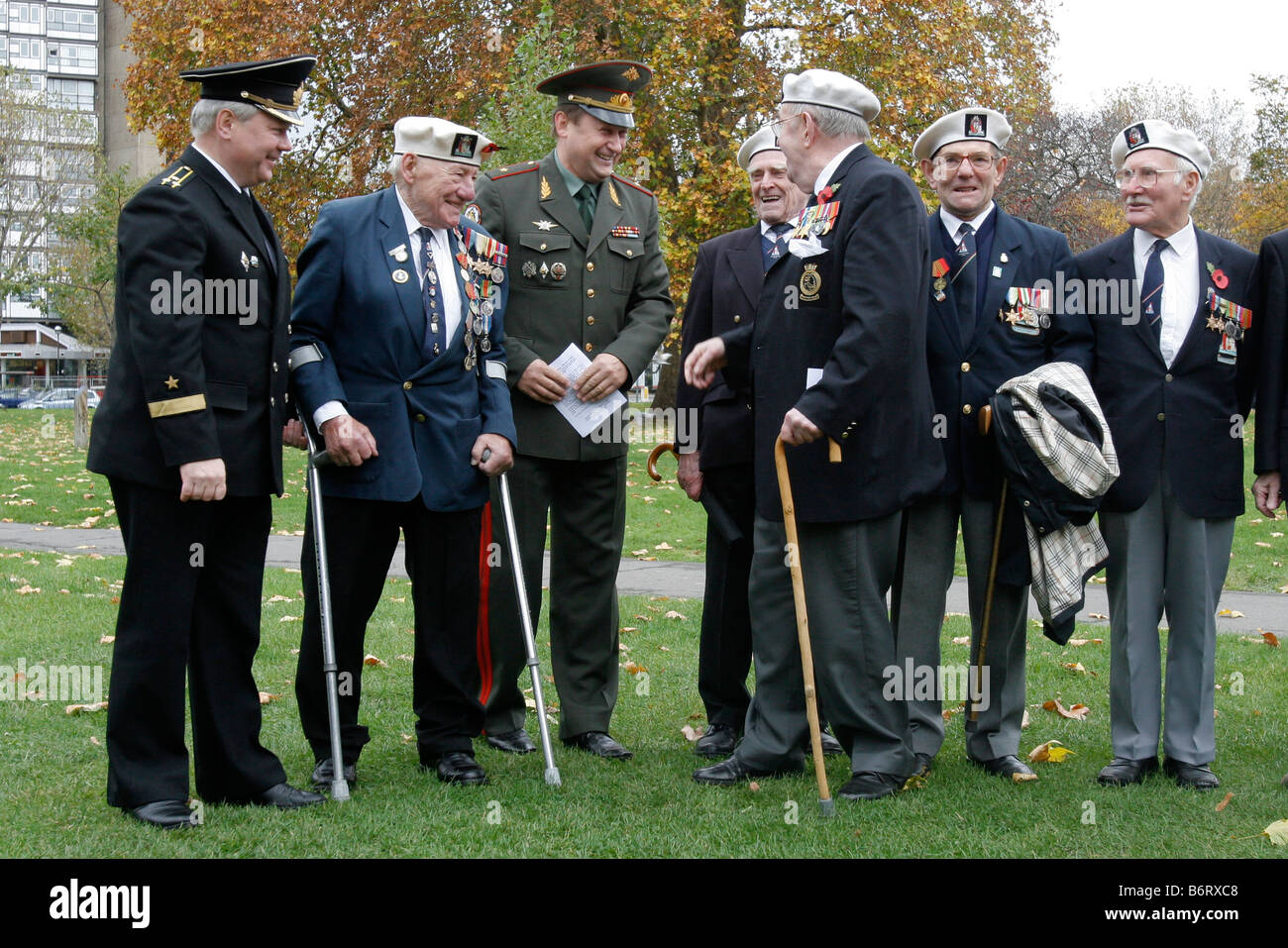 Englischen, amerikanischen und sowjetischen Veteranen teilen einen Witz auf Londoner Gedenktag. Stockfoto