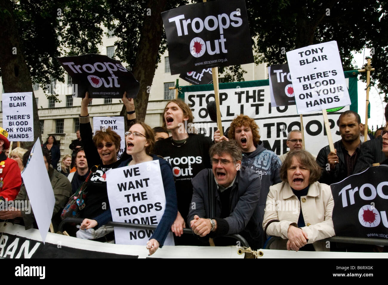 Anti-Kriegs-Demonstranten protestieren gegenüberliegenden Downing Street im Zentrum von London. Stockfoto
