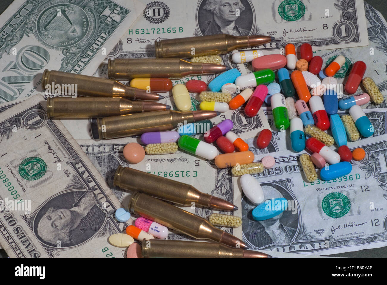 Drogenhandel, Waffen, Drogen und Bargeld Stockfoto