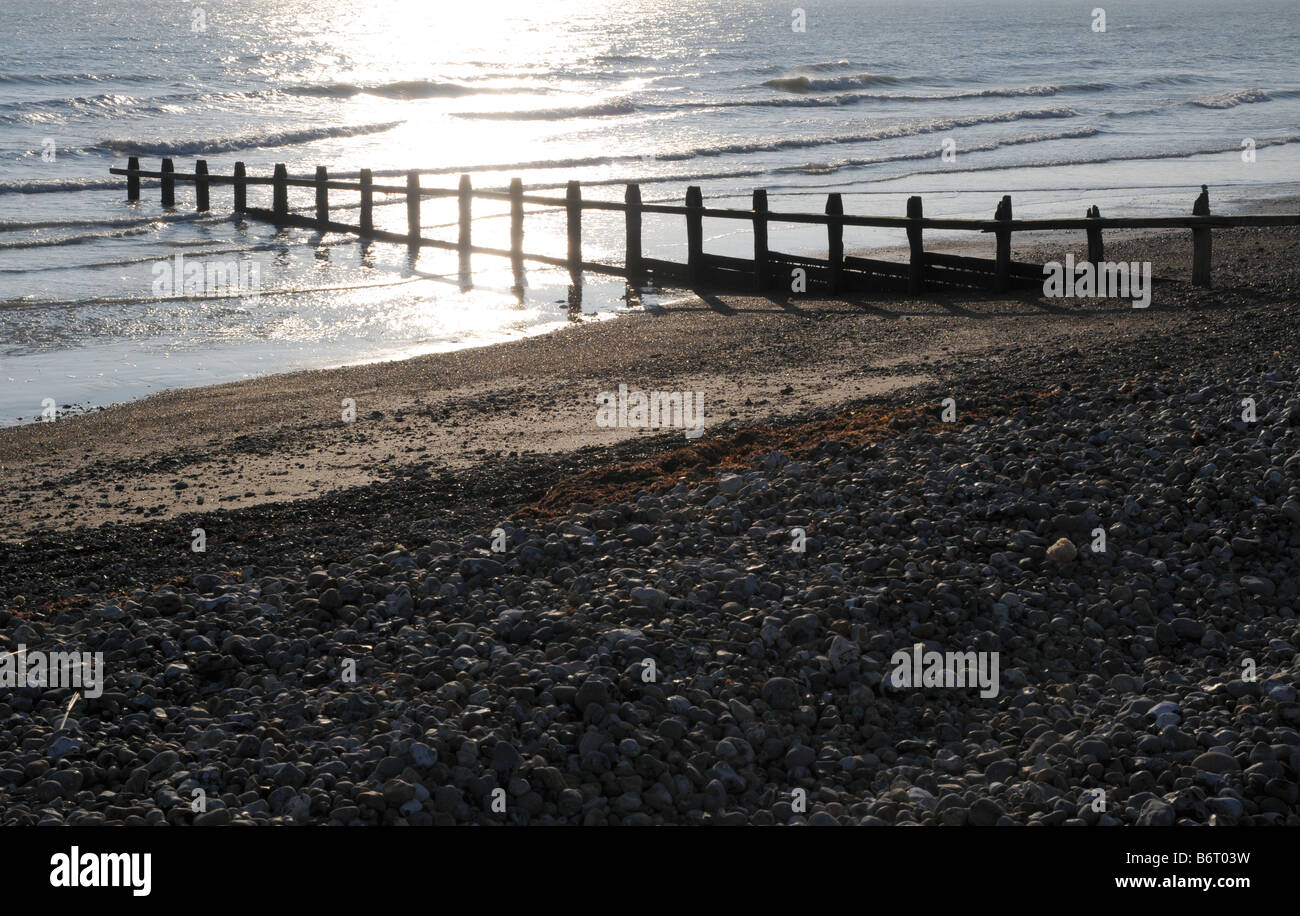 Ein Gezeiten-Breaker am Strand von Littlehampton in West Sussex, England. Stockfoto