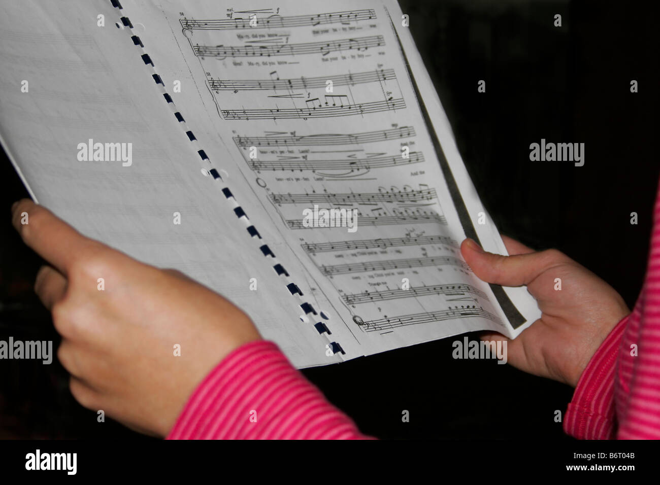 Frau mit Noten während des Singens Stockfoto