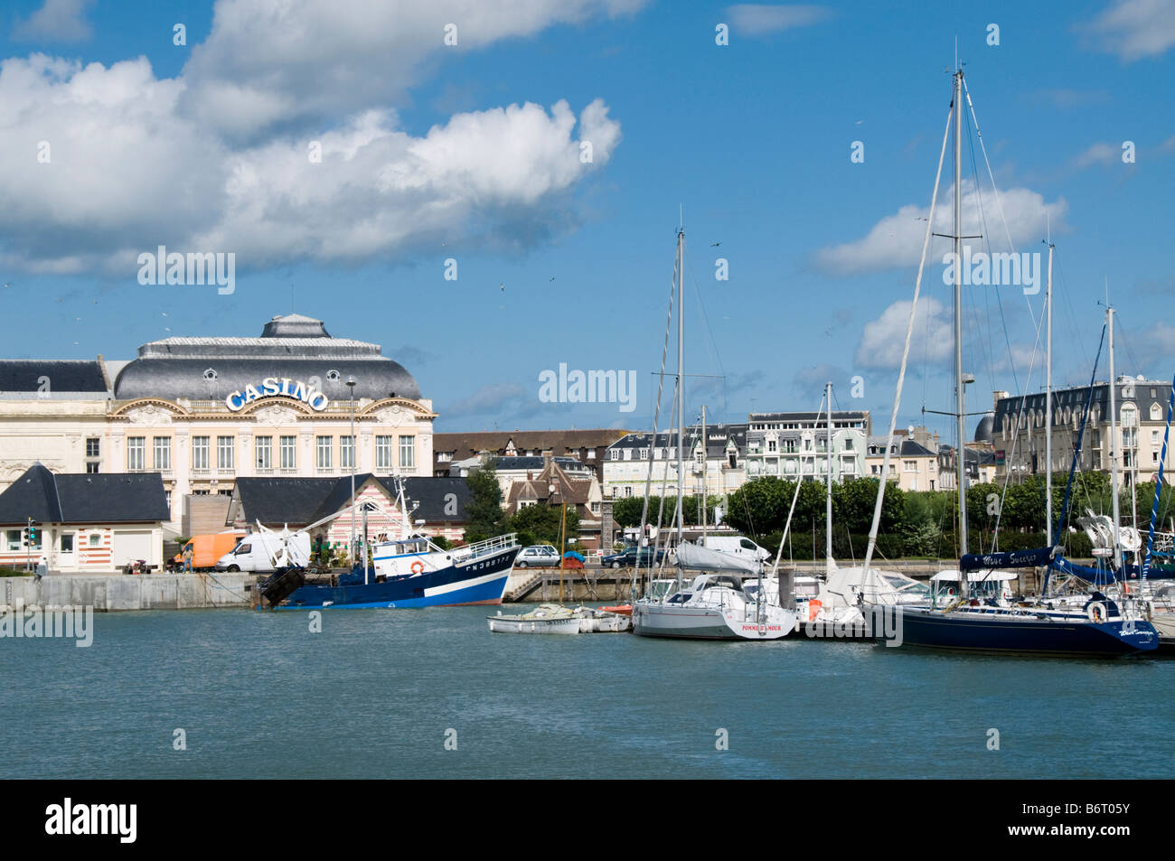 Blick auf Casino über Bassin des Yachten, Deauville, Calvados, Normandie, Frankreich Stockfoto