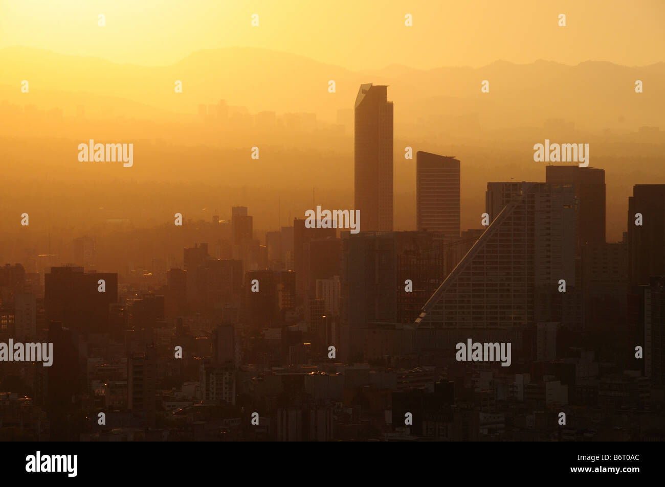 Smog bei Sonnenuntergang, Skyline von Mexiko-Stadt Stockfoto