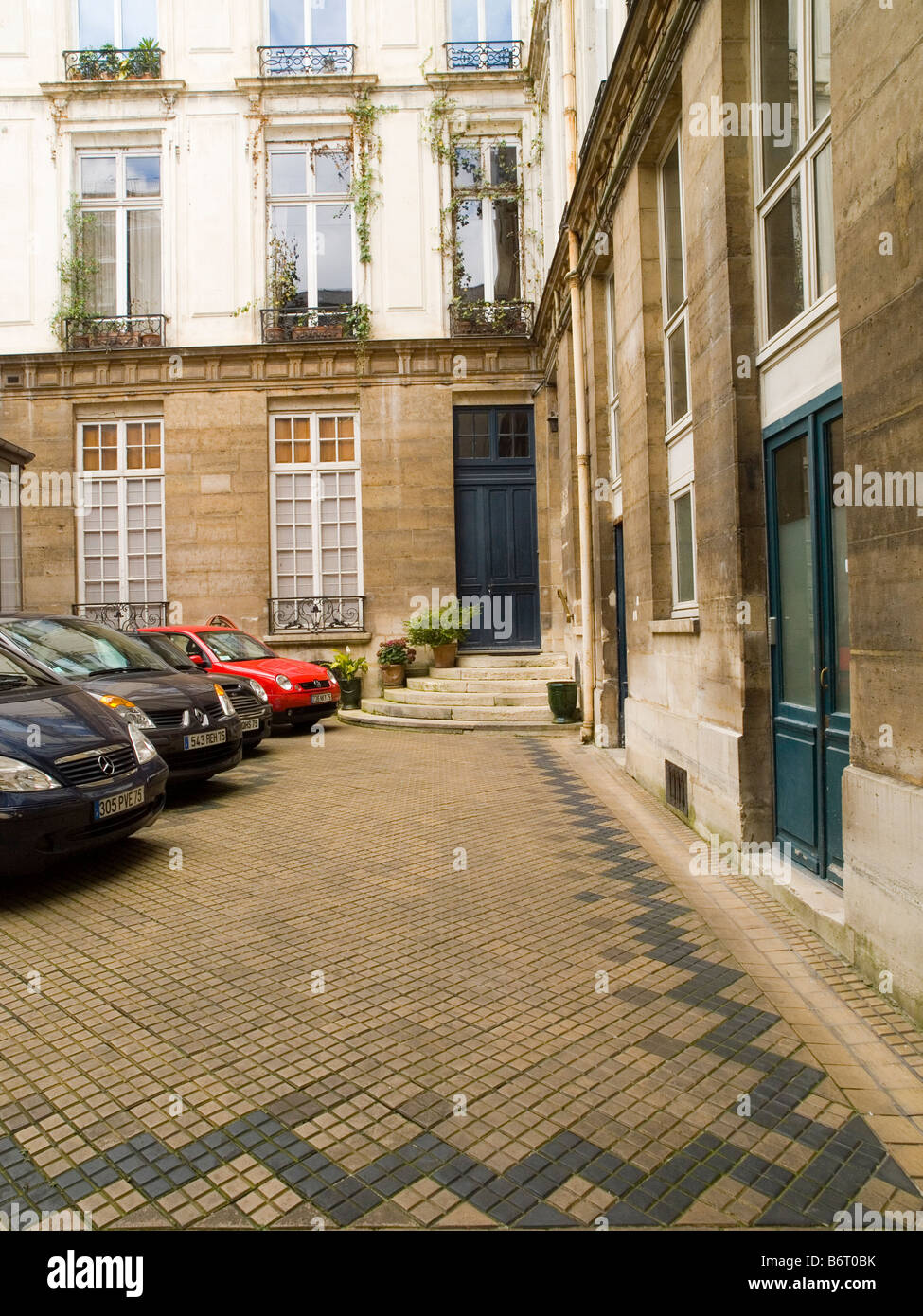 Ein ruhiger Innenhof voll mit Autos im Bereich Saint Germain des Pres Paris, Frankreich-Europa Stockfoto