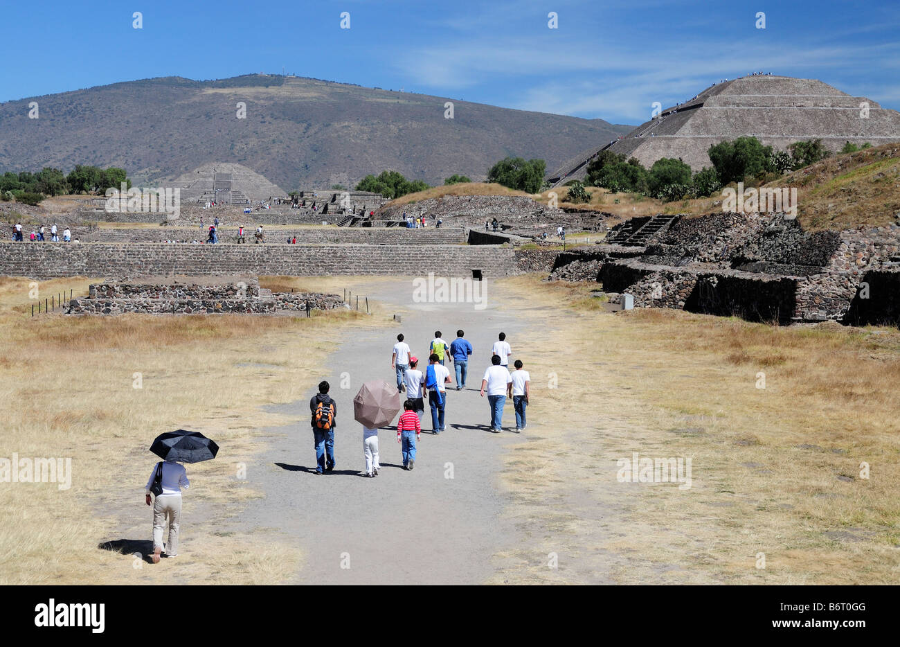 Touristen zu Fuß hinunter Calzada de Los Muertos Causeway der Toten, Pyramiden Teotihuacan Stockfoto