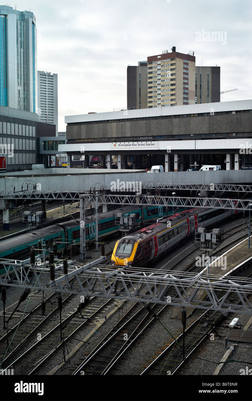 Ein Zug Ankunft am Bahnhof Birmingham New Street Stockfoto