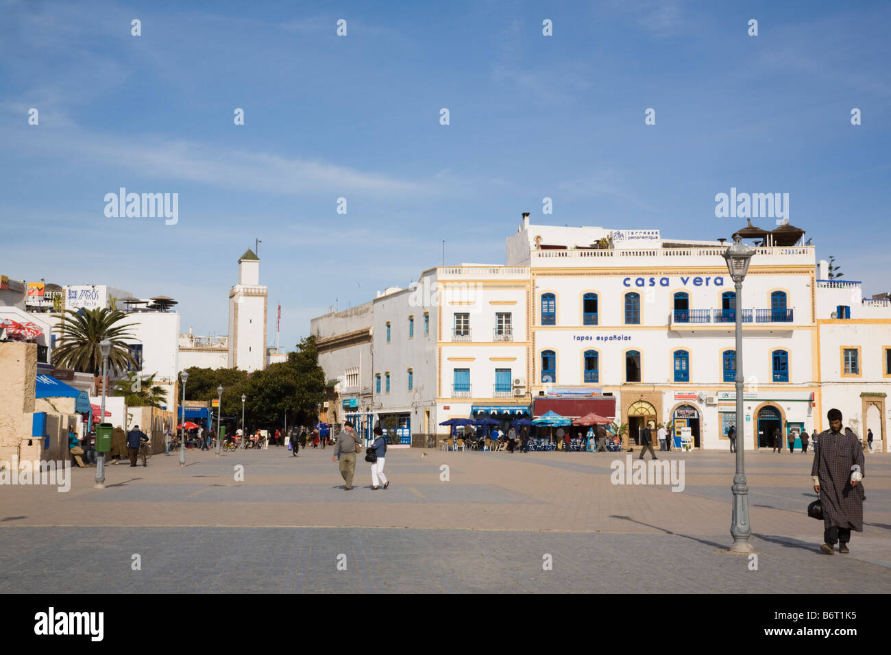 Essaouira Marokko Moulay El Hassan-Platz in der alten Stadt Medina mit weißen Gebäuden über Stockfoto