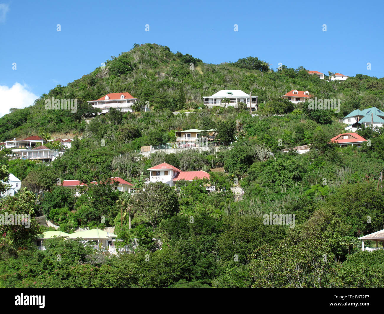 Ein Blick auf Häuser auf St. Barts oder St Barthelemy in der Karibik, Französische Antillen. Stockfoto