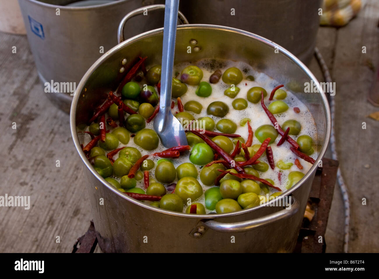 Tlacolula, Oaxaca, Mexiko. Tlacolula Market. Grüne Tomaten und Chilis kochen um Salsa zu machen. Stockfoto