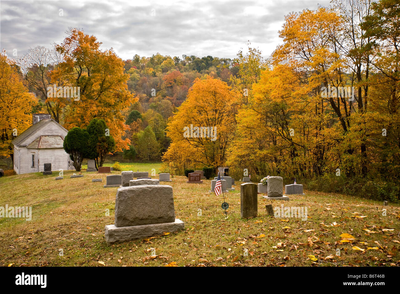 Eine alte Kirche und Friedhof an einem schönen Herbsttag. Stockfoto