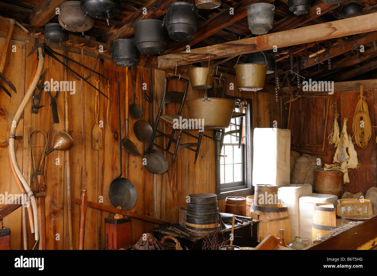 Töpfe und andere Utensilien in einem circa 1850 Pioneer Village allgemeine speichern Black Creek Toronto Stockfoto