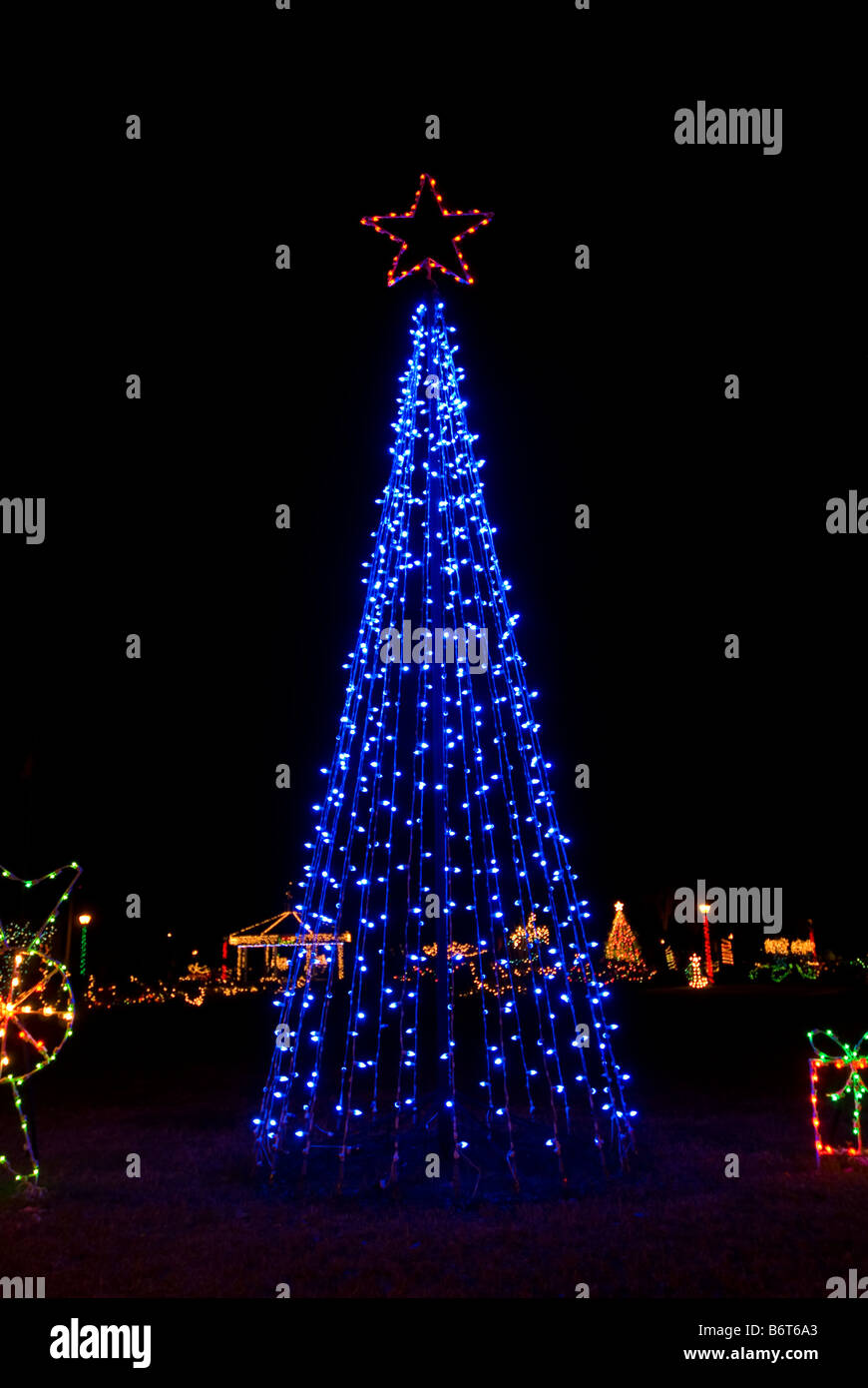 Weihnachtsbaum helles Blau Farbe Lichter Nacht dunkler Hintergrund Weihnachtsschmuck Dekor dunklen Hintergrund Stockfoto