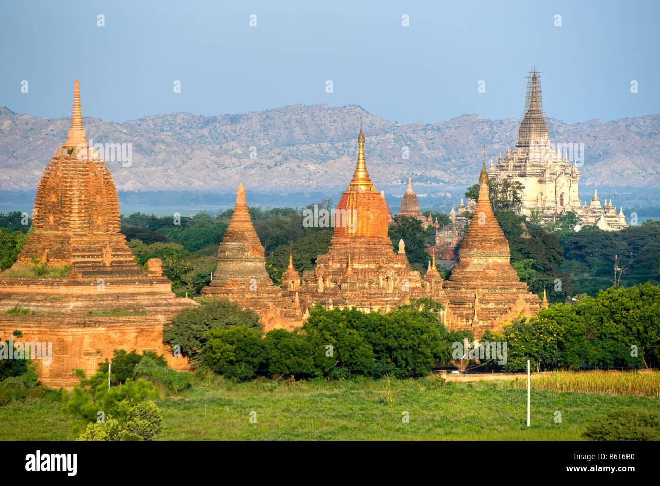 Buddhistische Pagoden nach Sonnenaufgang und die wunderbare Gawdawpalin Pahto Plain von Bagan Myanmar Stockfoto