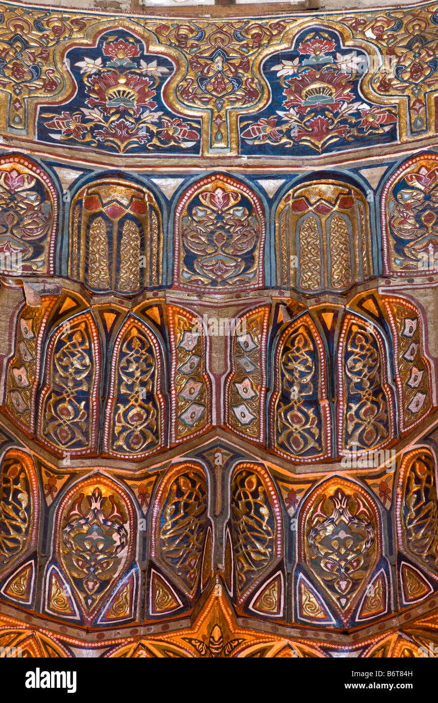 Komplex von Sultan Hasan, Kairo, Ägypten, Detail der Übergangszone der Kuppel des Mausoleums Stockfoto