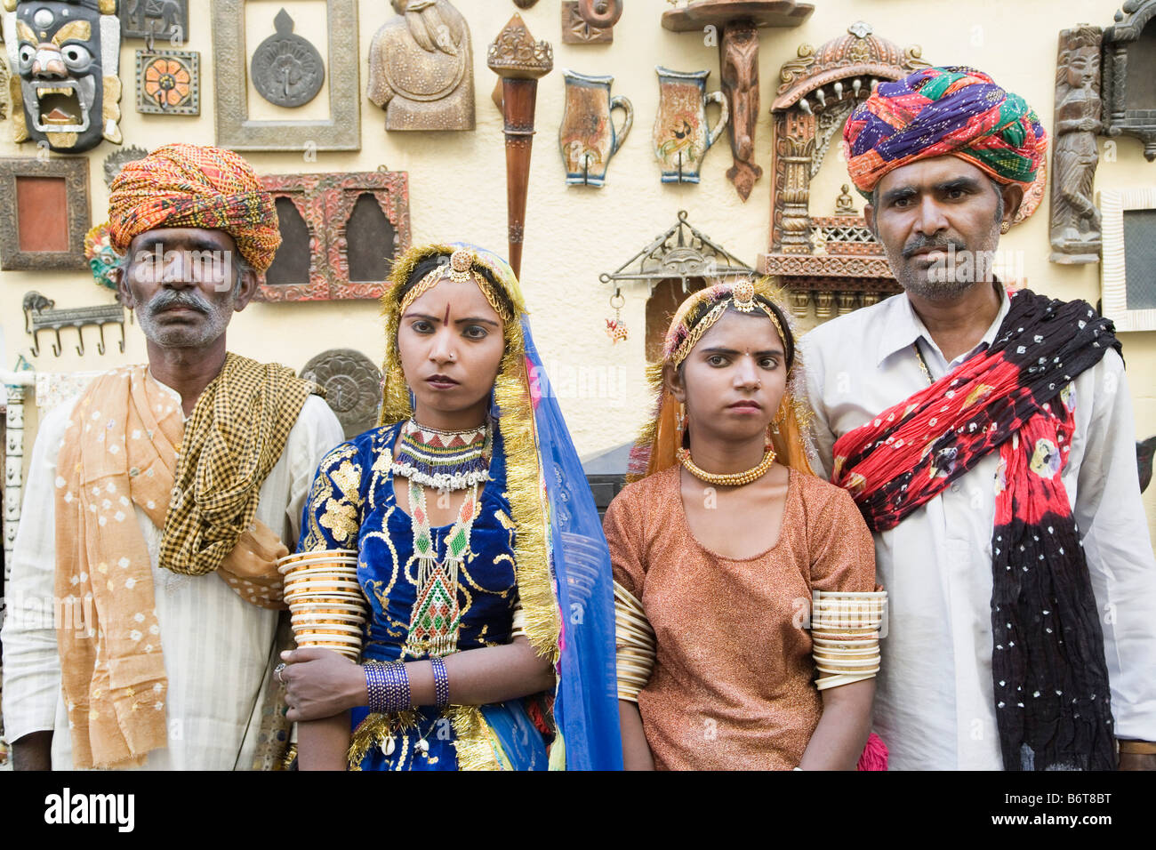 Volkstänzer stehend auf einem Marktstand, Jaisalmer, Rajasthan, Indien Stockfoto