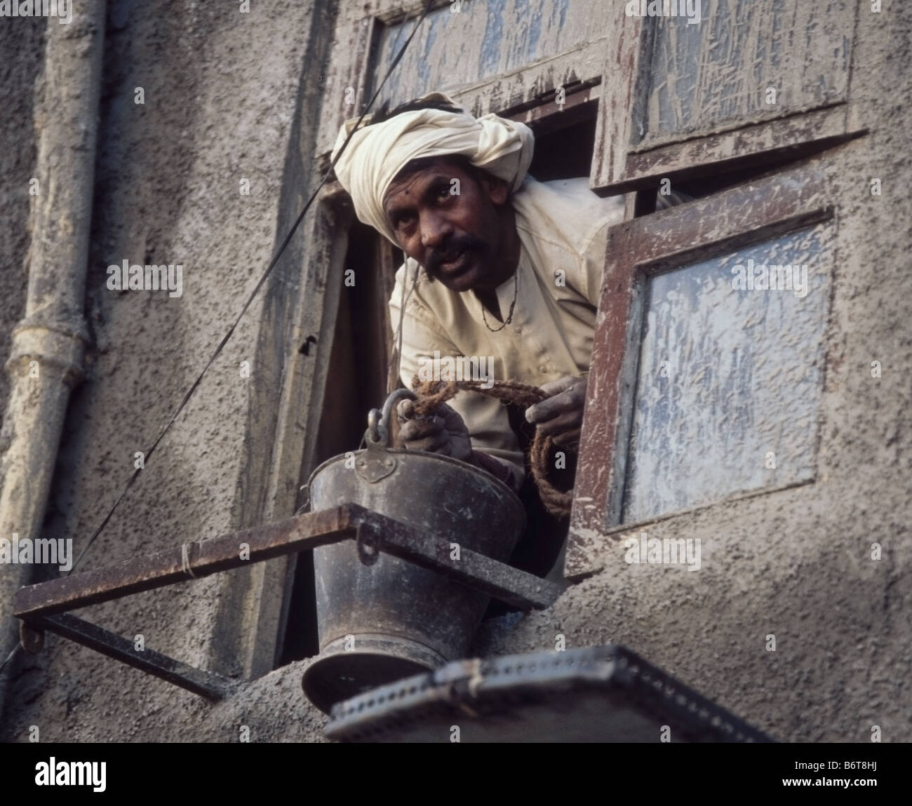 Ein Bauarbeiter, der Blick aus einem Fenster in Delhi, Indien Stockfoto
