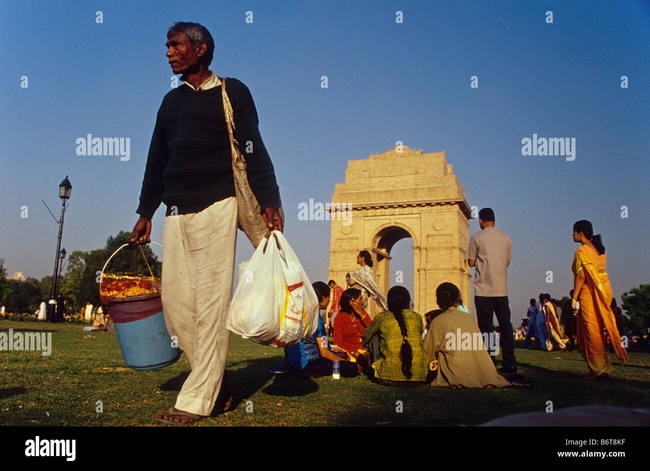 Straßenhändler und Picknick bei Sonnenuntergang in der Nähe von India Gate, Neu-Delhi, Indien Stockfoto