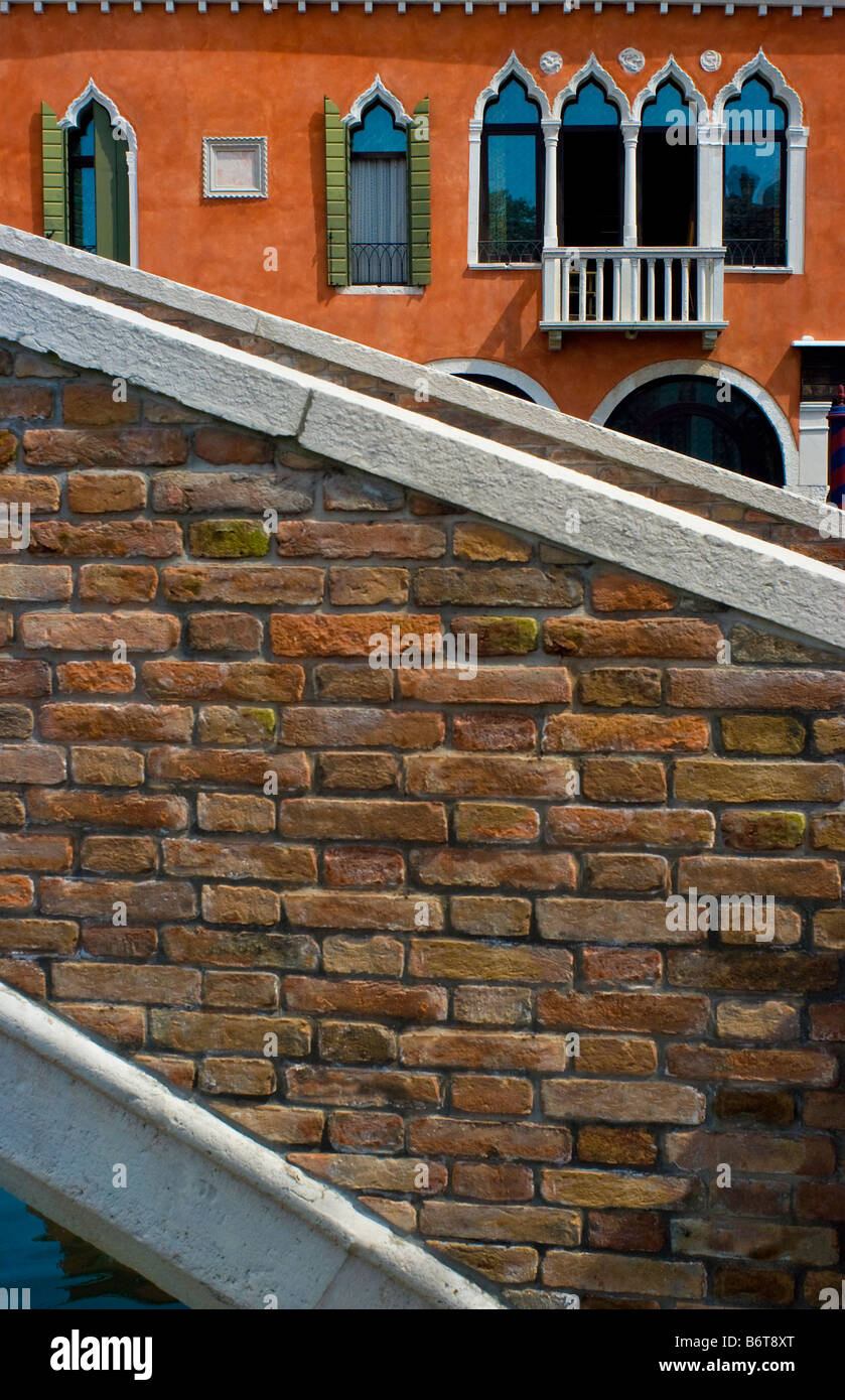 Venedig, Veneto, Italien. Detail der Brücke und typischen venezianischen Gebäude-Fassade Stockfoto