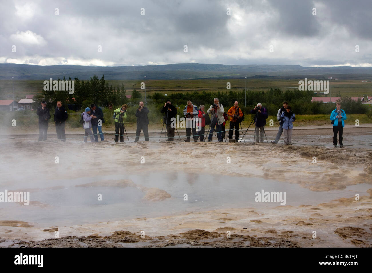 Fotografen bei Strokkur Geysir Island Stockfoto