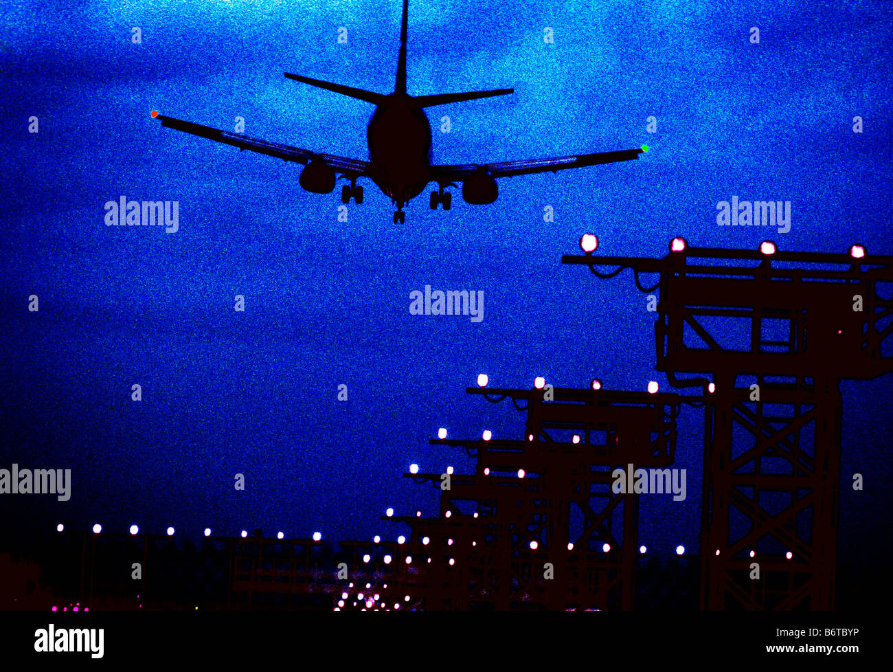 kommerziellen Jet Landung mit Lichtern in der Nacht Stockfoto