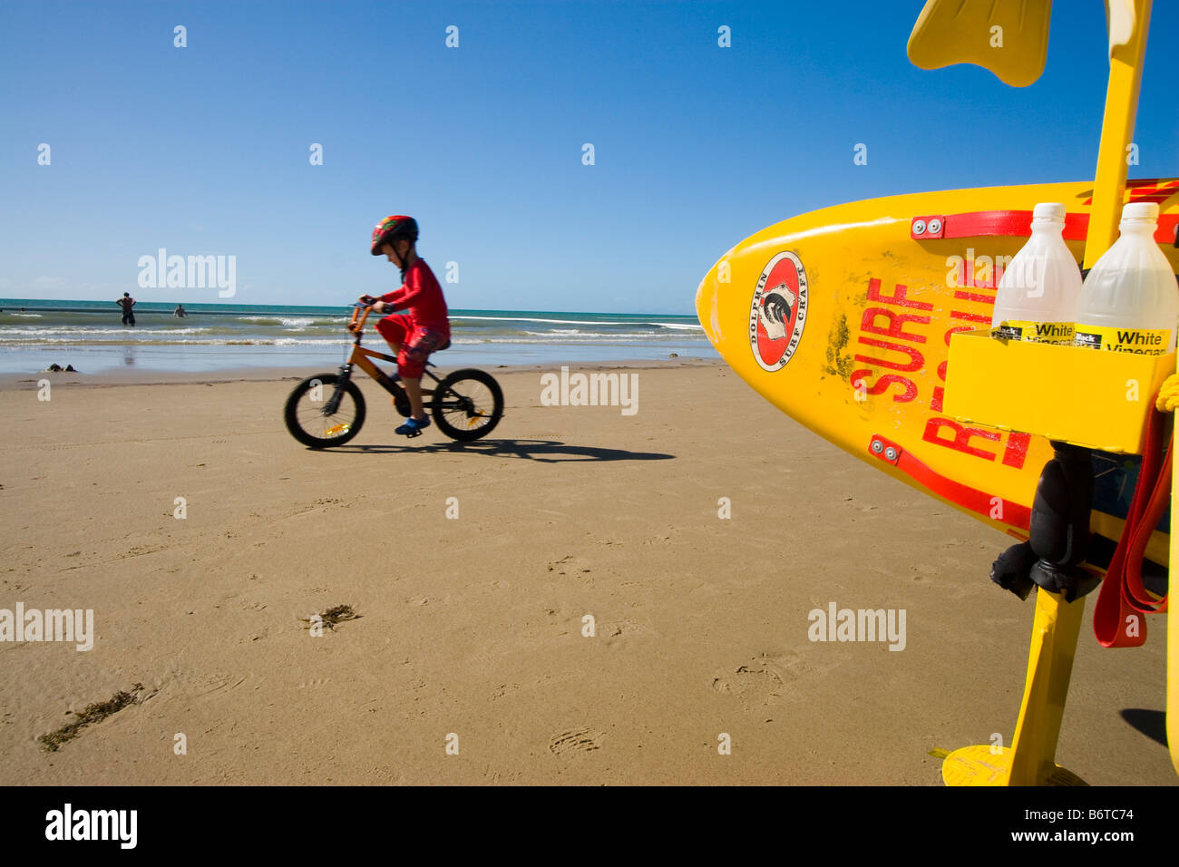 Die legendären gelben Surfski ist ein bekanntes Symbol Australiens Surf Lebensretter. Port Douglas, Queensland, Australien Stockfoto