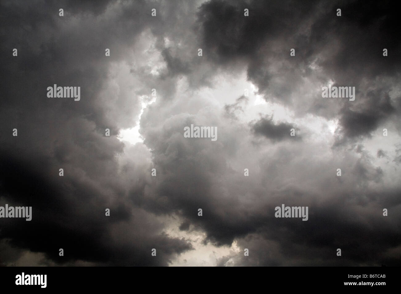 Dramatische Dunkle Sturmwolken sammeln sich am bewölkten Himmel Stockfoto