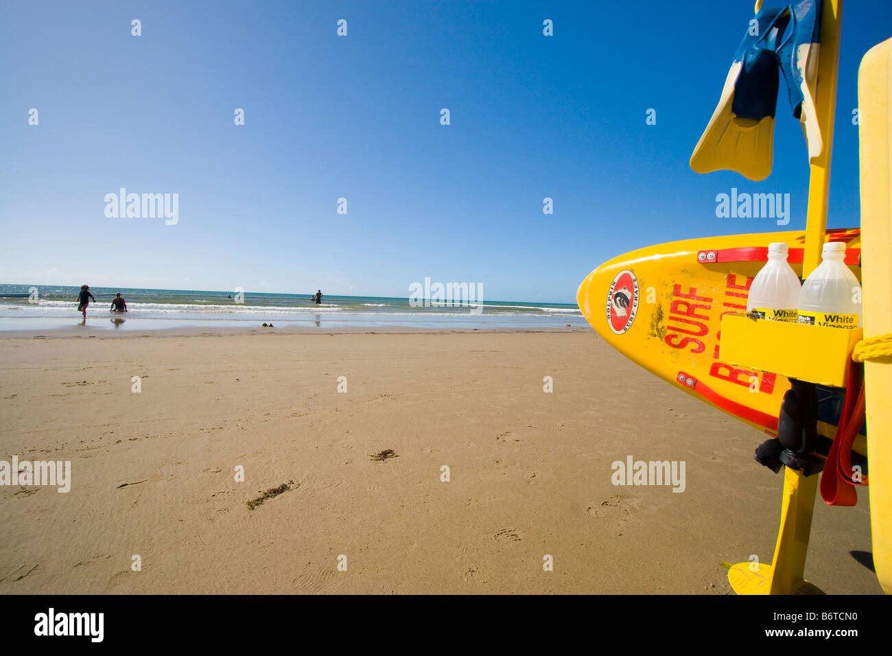 Die legendären gelben Surfski ist ein bekanntes Symbol Australiens Surf Lebensretter. Port Douglas, Queensland, Australien Stockfoto