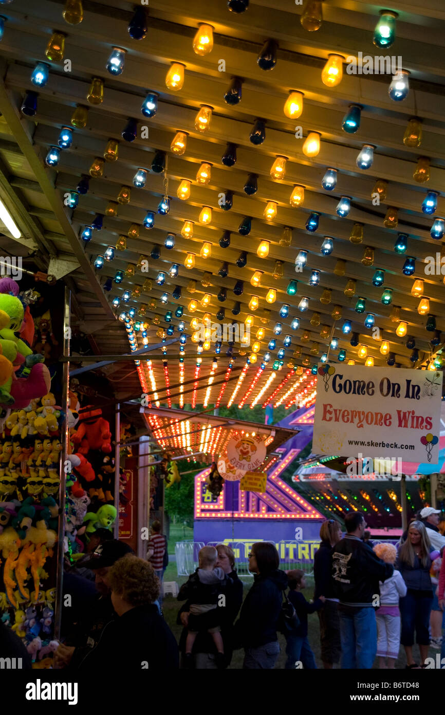 Bunte Lichter über Spielbuden beim festival Stockfoto