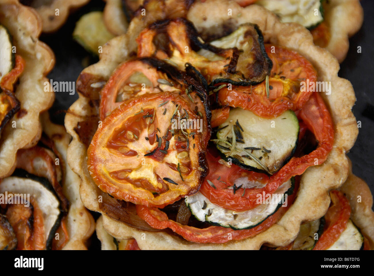 Schließen Sie einige köstliche Tomaten-Veggie-Torten am New Yorker 9. Ninth Avenue International Food Festival Höllen Küche NYC-Ansicht Stockfoto