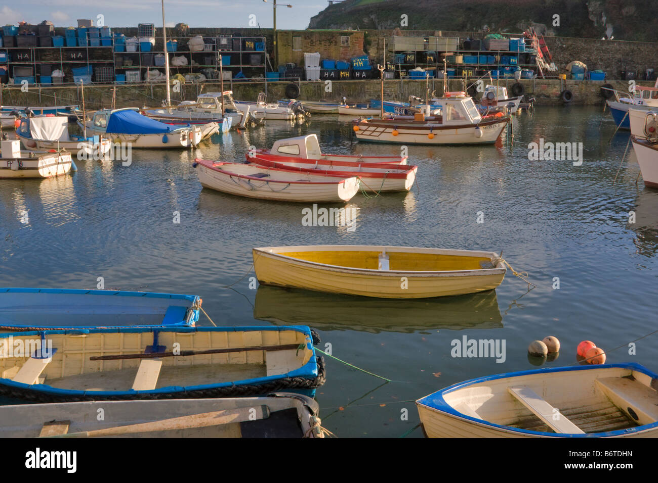 Angeln, Boote und Schlauchboote im Innenhafen in Mevagissey, Cornwall Stockfoto