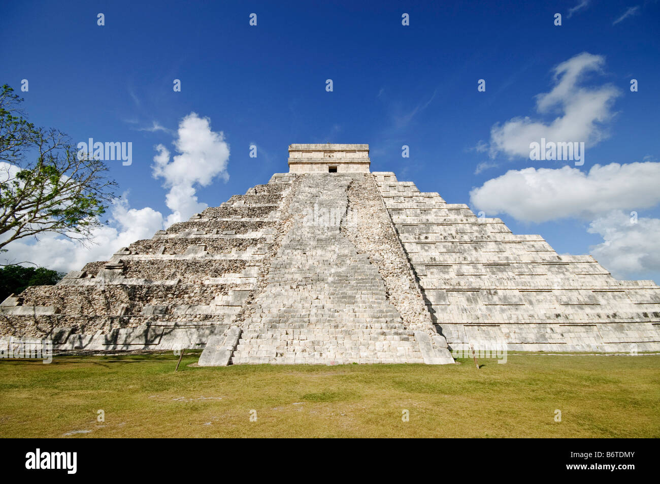 CHICHEN ITZA, Mexiko - El Castillo (auch bekannt als Tempel von Kuklcan) an den antiken Maya-Ruinen in Chichen Itza, Yucatan, Mexiko 081216103340 4546.NEF. Chichen Itza befindet sich auf der Yucatan-Halbinsel in Mexiko und ist eine bedeutende archäologische Stätte, die die reiche Geschichte und fortgeschrittene wissenschaftliche Kenntnisse der alten Maya-Zivilisation zeigt. Sie ist vor allem bekannt für die Kukulkan Pyramide, oder „El Castillo“, eine vierseitige Struktur mit 91 Stufen auf jeder Seite, die in einem einzigen Schritt auf der Spitze gipfelt, um die 365 Tage des Sonnenjahres zu repräsentieren. Stockfoto
