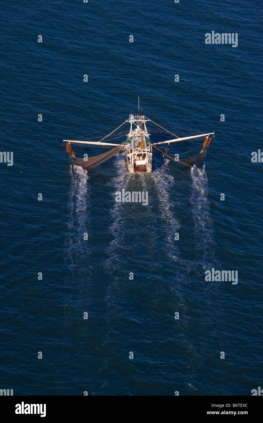 Luftaufnahme von Garnelen Boot Netze verworfene arbeiten das Wasser vor der Küste von Charleston South Carolina Stockfoto