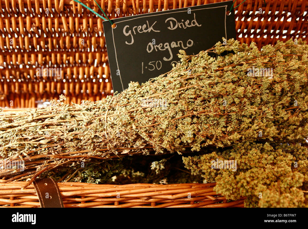 Die Trauben des griechischen getrocknet Oregano in einem Korb am Marktstand in Bristol Stockfoto