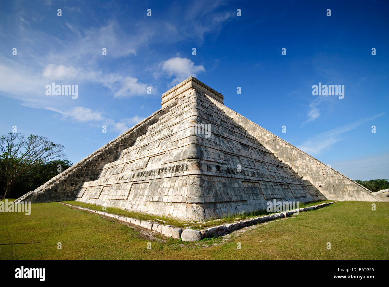 CHICHEN ITZA, Mexiko - El Castillo (auch bekannt als Tempel von Kuklcan) in den antiken Maya-Ruinen in Chichen Itza, Yucatan, Mexiko. 081216092810 1931x.tif. Chichen Itza befindet sich auf der Yucatan-Halbinsel in Mexiko und ist eine bedeutende archäologische Stätte, die die reiche Geschichte und fortgeschrittene wissenschaftliche Kenntnisse der alten Maya-Zivilisation zeigt. Sie ist vor allem bekannt für die Kukulkan Pyramide, oder „El Castillo“, eine vierseitige Struktur mit 91 Stufen auf jeder Seite, die in einem einzigen Schritt auf der Spitze gipfelt, um die 365 Tage des Sonnenjahres zu repräsentieren. Stockfoto