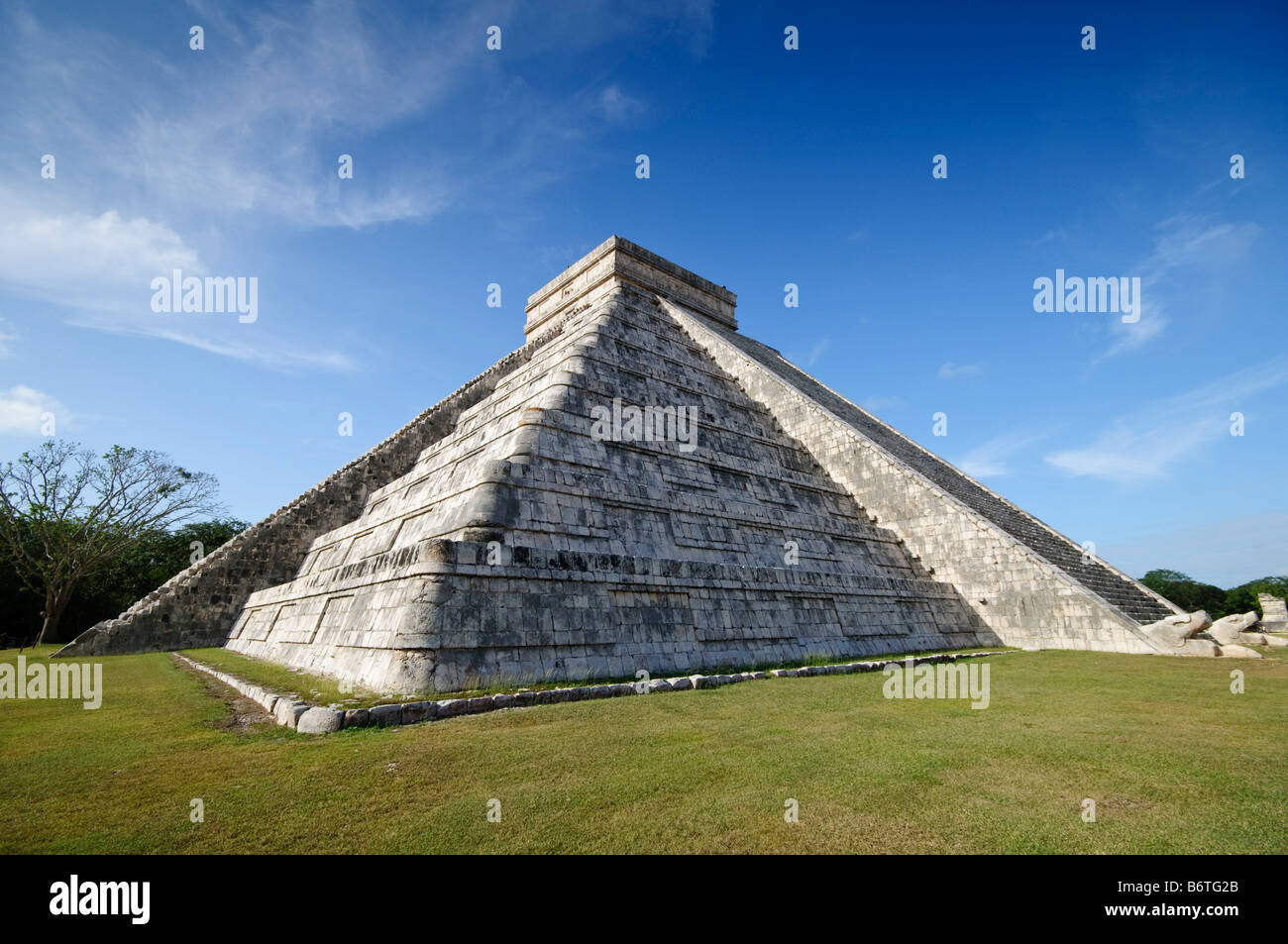 CHICHEN ITZA, Mexiko - El Castillo (auch bekannt als Tempel von Kuklcan) an den antiken Maya-Ruinen in Chichen Itza, Yucatan, Mexiko 081216093012 4429.NEF. Chichen Itza befindet sich auf der Yucatan-Halbinsel in Mexiko und ist eine bedeutende archäologische Stätte, die die reiche Geschichte und fortgeschrittene wissenschaftliche Kenntnisse der alten Maya-Zivilisation zeigt. Sie ist vor allem bekannt für die Kukulkan Pyramide, oder „El Castillo“, eine vierseitige Struktur mit 91 Stufen auf jeder Seite, die in einem einzigen Schritt auf der Spitze gipfelt, um die 365 Tage des Sonnenjahres zu repräsentieren. Stockfoto