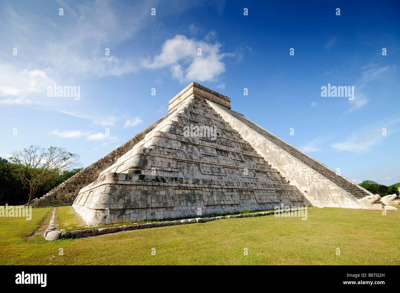 CHICHEN ITZA, Mexiko - El Castillo (auch bekannt als Tempel von Kuklcan) an den antiken Maya-Ruinen in Chichen Itza, Yucatan, Mexiko 081216093256 4443.NEF. Chichen Itza befindet sich auf der Yucatan-Halbinsel in Mexiko und ist eine bedeutende archäologische Stätte, die die reiche Geschichte und fortgeschrittene wissenschaftliche Kenntnisse der alten Maya-Zivilisation zeigt. Sie ist vor allem bekannt für die Kukulkan Pyramide, oder „El Castillo“, eine vierseitige Struktur mit 91 Stufen auf jeder Seite, die in einem einzigen Schritt auf der Spitze gipfelt, um die 365 Tage des Sonnenjahres zu repräsentieren. Stockfoto