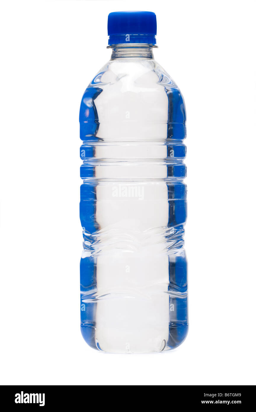 Ungeöffnete klaren Kunststoff-Flasche 500 Milliliter Wasser mit einem blauen screwtop Stockfoto