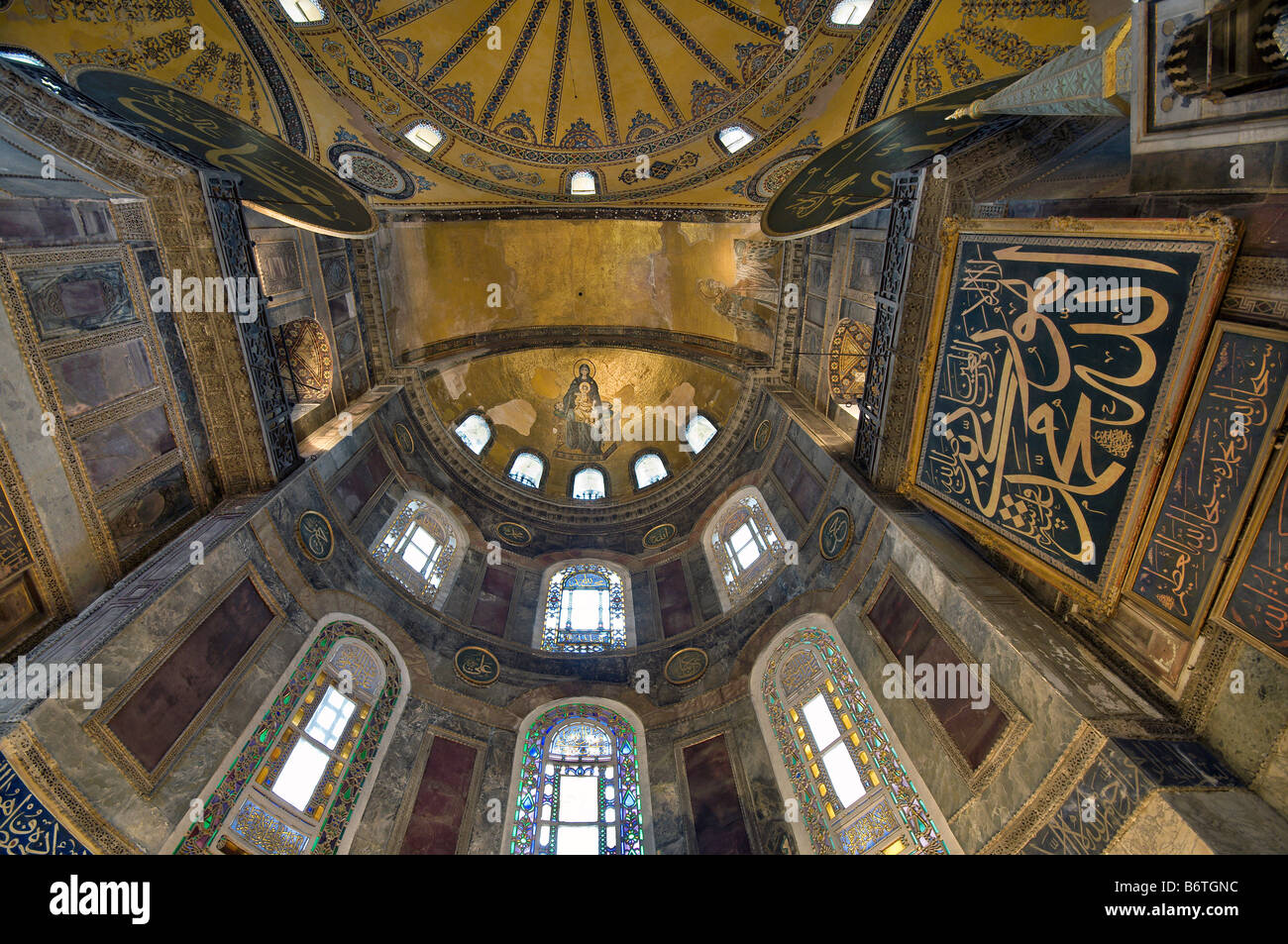 Innenansicht der Hagia Sophia, Apsismosaik von Theotokos (Jungfrau-Mutter und Kind) Stockfoto