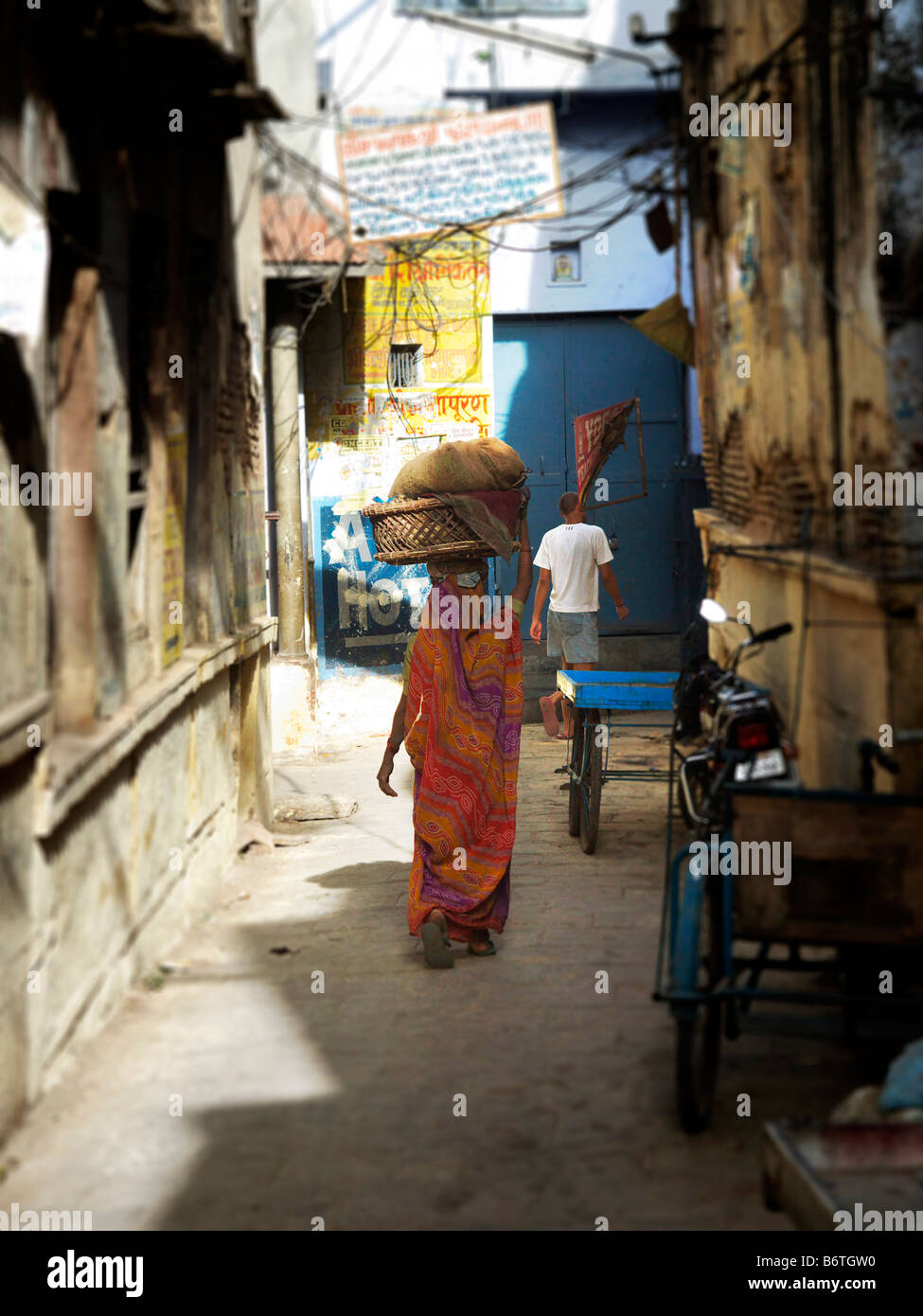 Indische Frau entlang einer Seitenstraße in der Altstadt von Varanasi, Indien Stockfoto