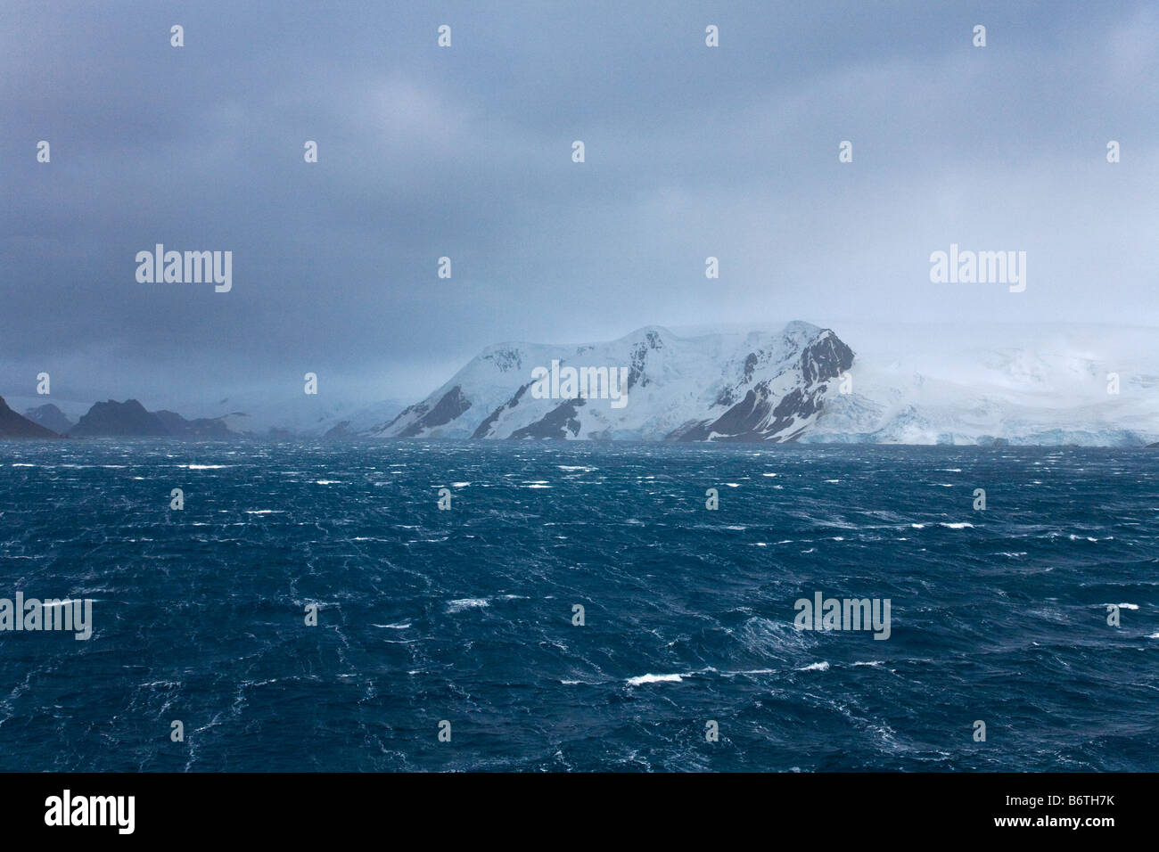 Gletscher treffen das stürmische Südpolarmeer Admiralty Bay King George Island Süd-Shetland-Inseln der Antarktis Stockfoto