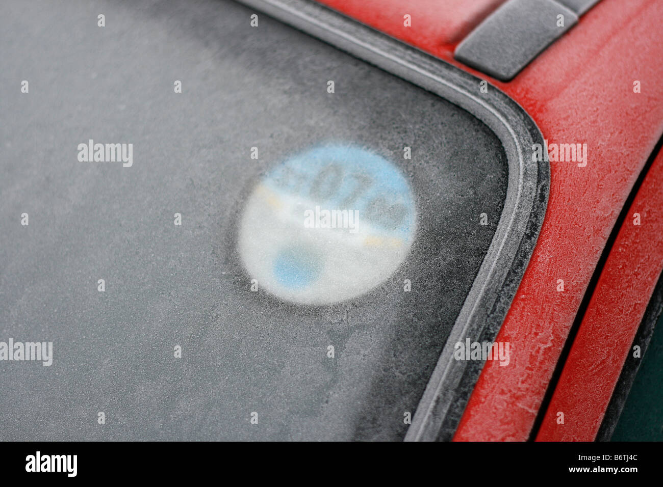 Steuer-CD RFL Road Fonds Lizenz Lizenz hinter eine gefrorene Windschutzscheibe Stockfoto