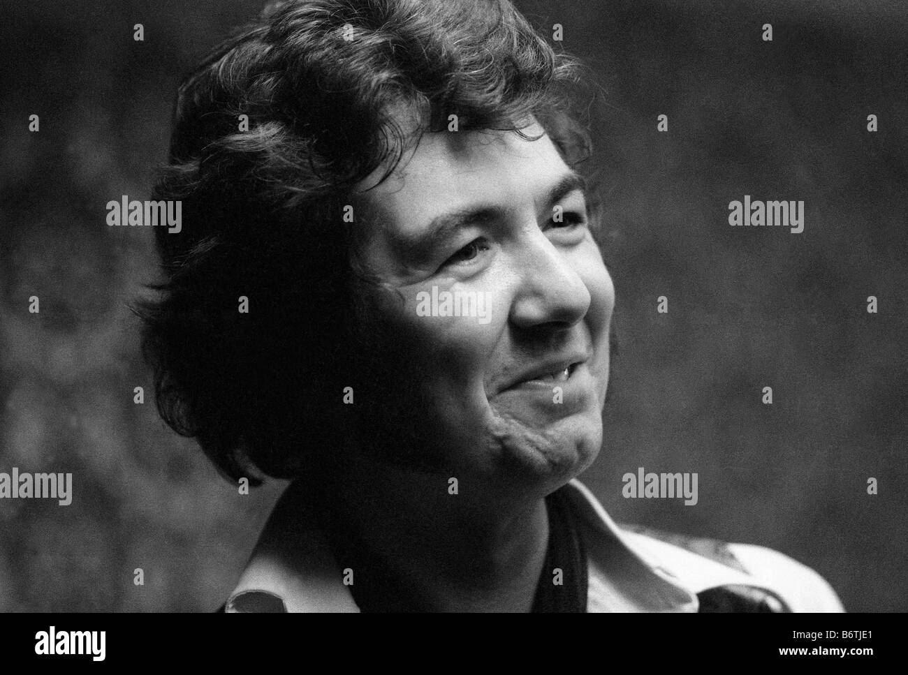 Ronnie Lane tritt mit Eric Clapton bei der Drum and auf Monkey Pub in Minsterley Shropshire im Bild von 1970 DAVID BAGNALL Stockfoto