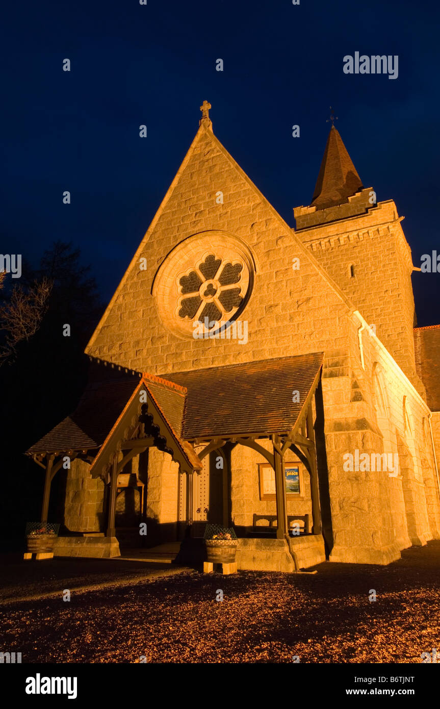 Crathie Kirche in der Nähe von Balmoral in einer Baumgruppe Lärche Stockfoto