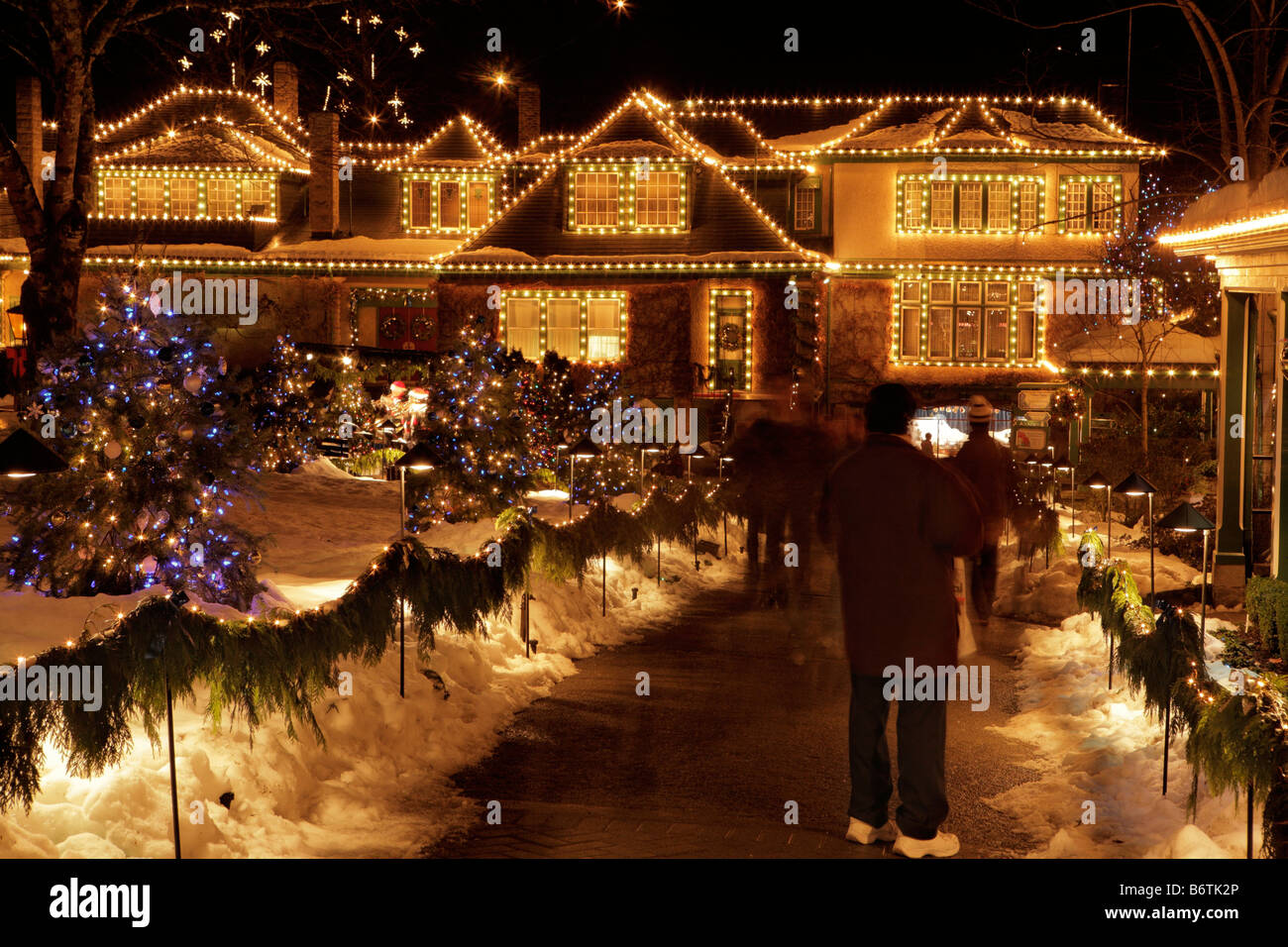 Eingang zum Butchart Gardens mit Weihnachtsbeleuchtung in der Nacht Victoria British Columbia Kanada Stockfoto