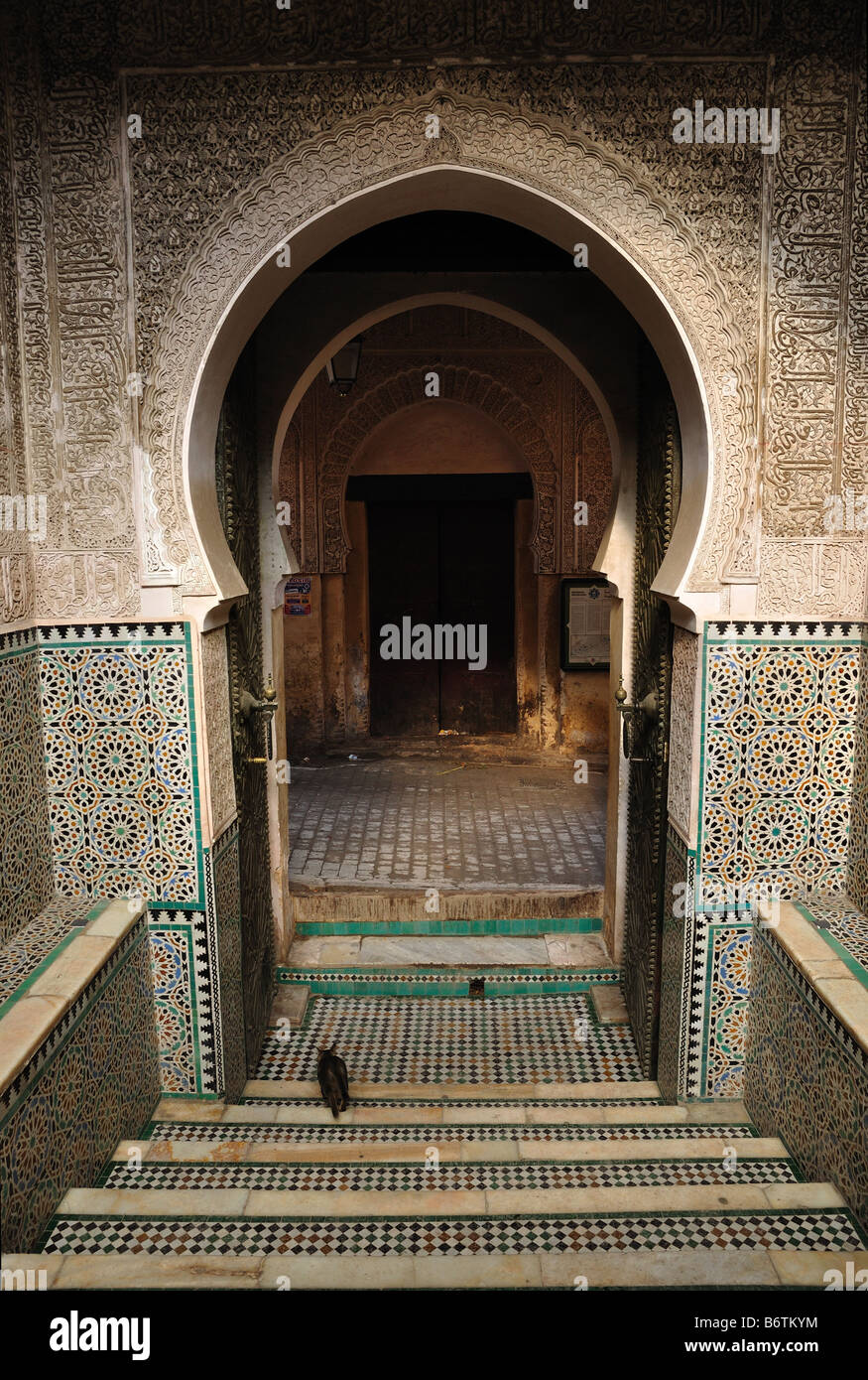 Tor in Medersa Bou Inania, Fes Marokko dekoriert Stockfoto