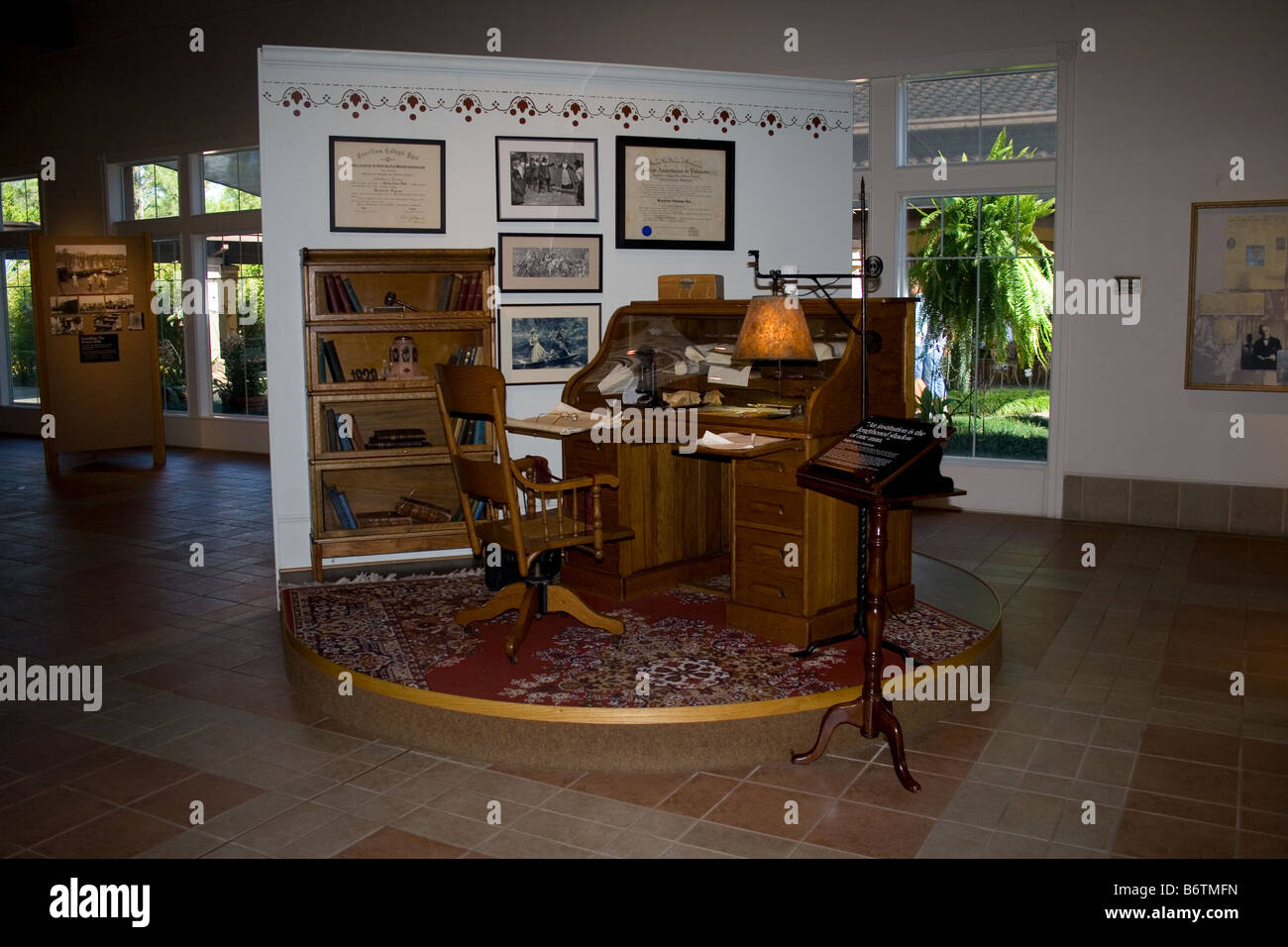 Ausstellung im Inneren des historischen Bok Tower Heiligtum und Gärten in Lake Wales FL. Schreibtisch des Edward William Bok. Stockfoto