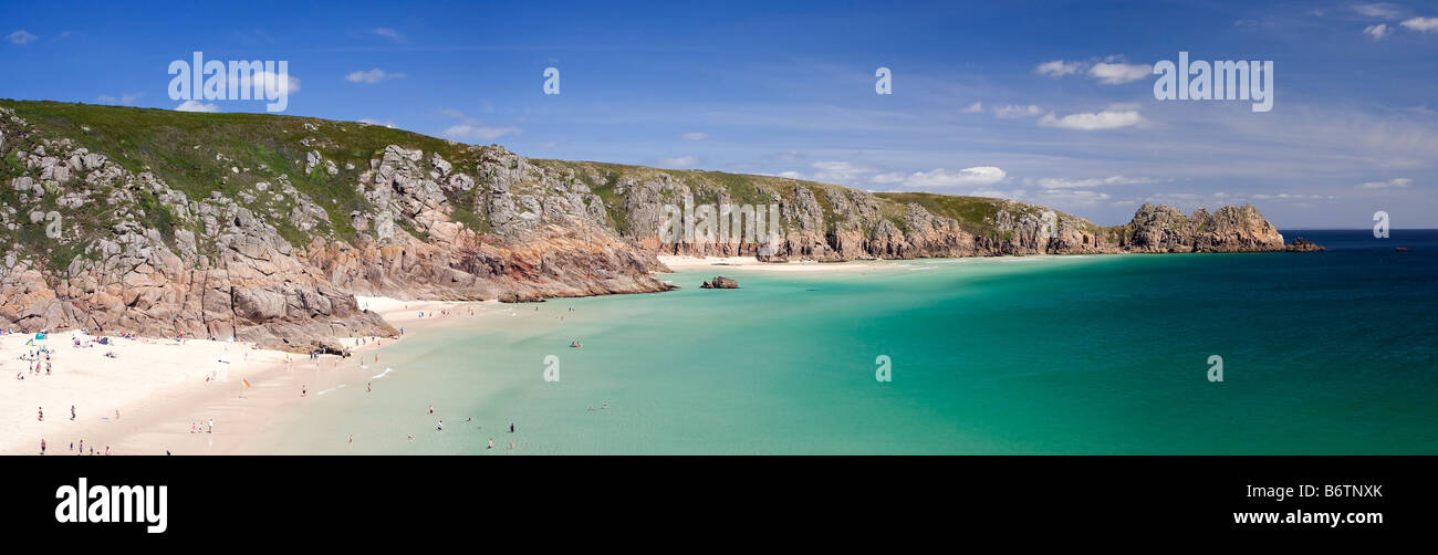 Panoramablick von Porthcurno Strand und Treen Klippen zu Logan Rock, West Cornwall Stockfoto