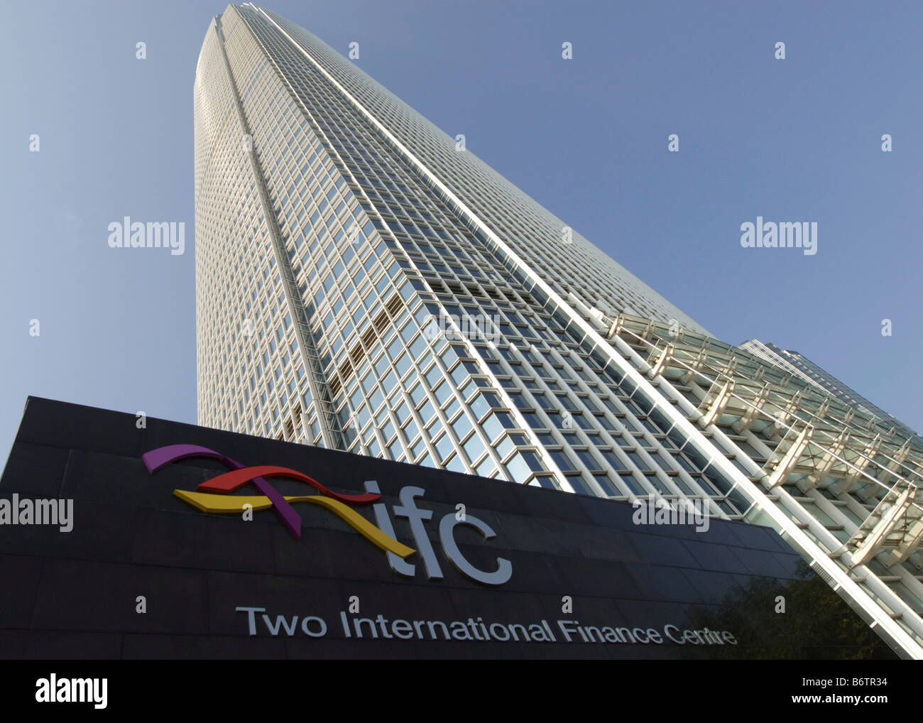 Beschilderung auf zwei International Financial Centre, Hong Kong Stockfoto