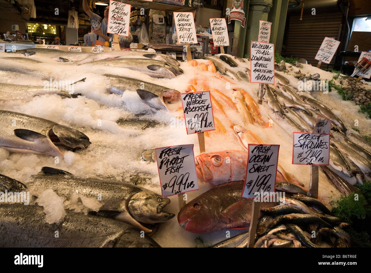 Fisch zum Verkauf an Fischhändler am Pike Place Market, Downtown Seattle, Washington, USA Stockfoto