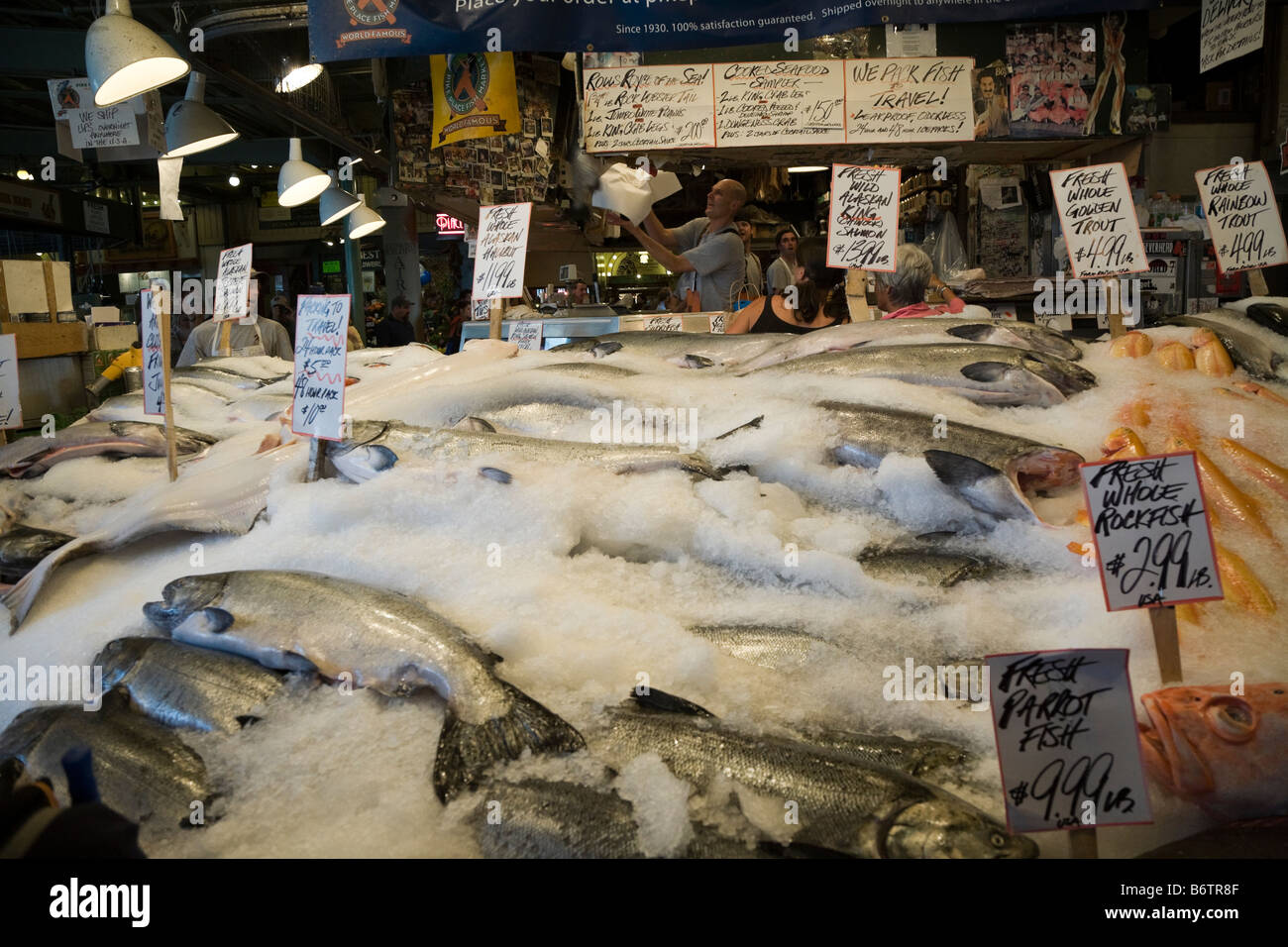 Fischhändler am Pike Place Market, Downtown Seattle, Washington, USA Stockfoto